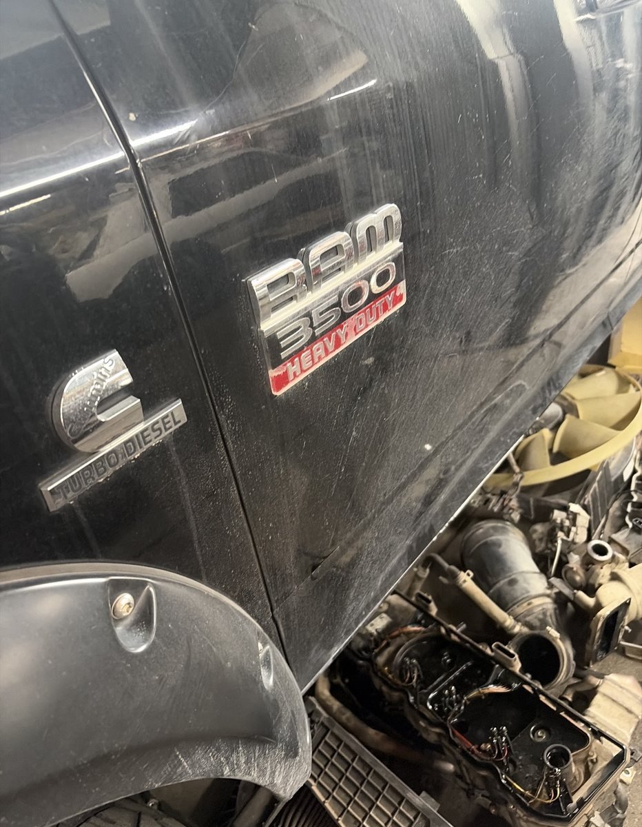 Emblema Ram 3500 Heavy Duty con insignia Cummins Turbo Diesel, reparación diésel en Tucson