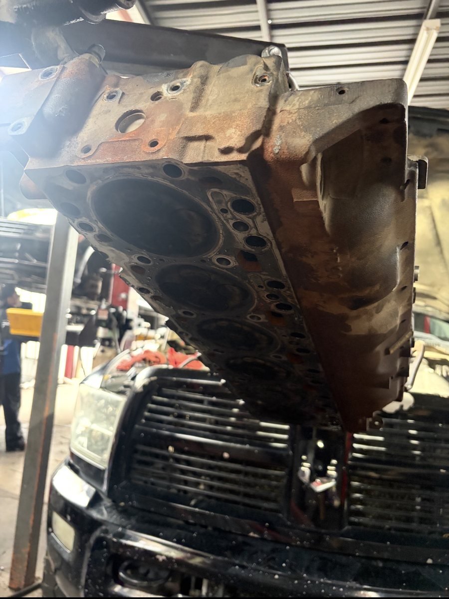 Cabeza del motor Cummins desmontada de una Ram 3500 para cambiar el empaque de cabeza en C.C. Automotive Tucson