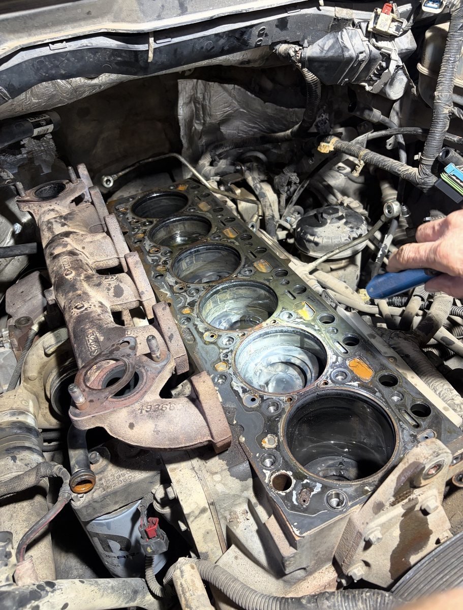 Cilindros del Cummins y superficie del empaque de cabeza inspeccionados antes de armar